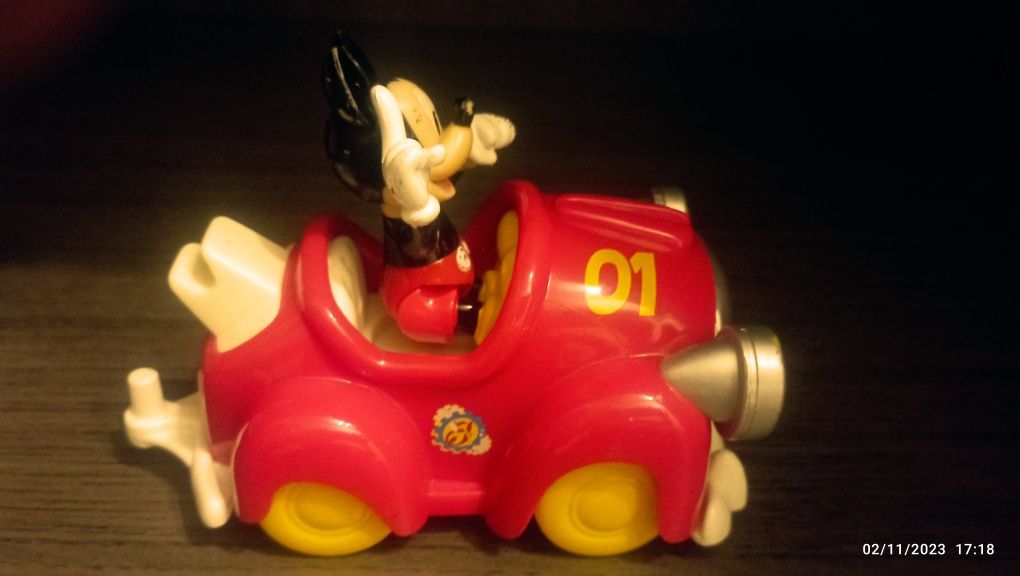 Carrinho dos bombeiros do Mickey com três figuras luzes e som