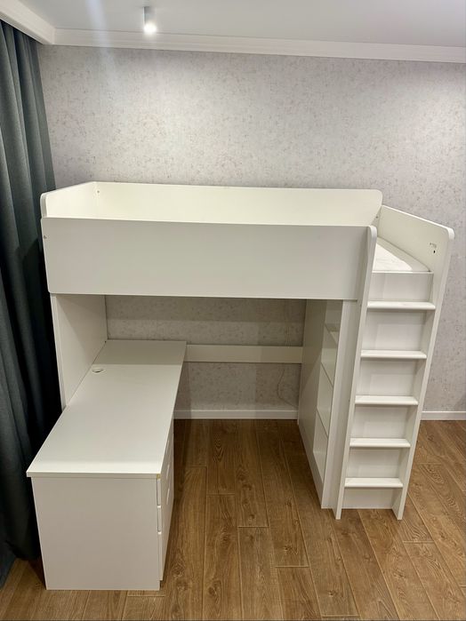 Ліжко-горище і письмовий стіл Ikea Smastad, ліжко на антресолі