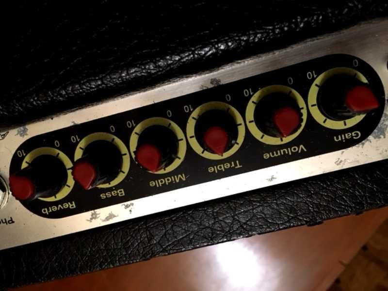 Amplificador de guitarra com reverb de molas analógico