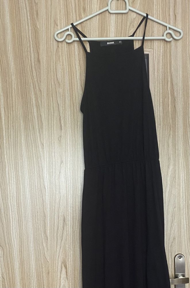 Czarna sukienka maxi bik bok XS