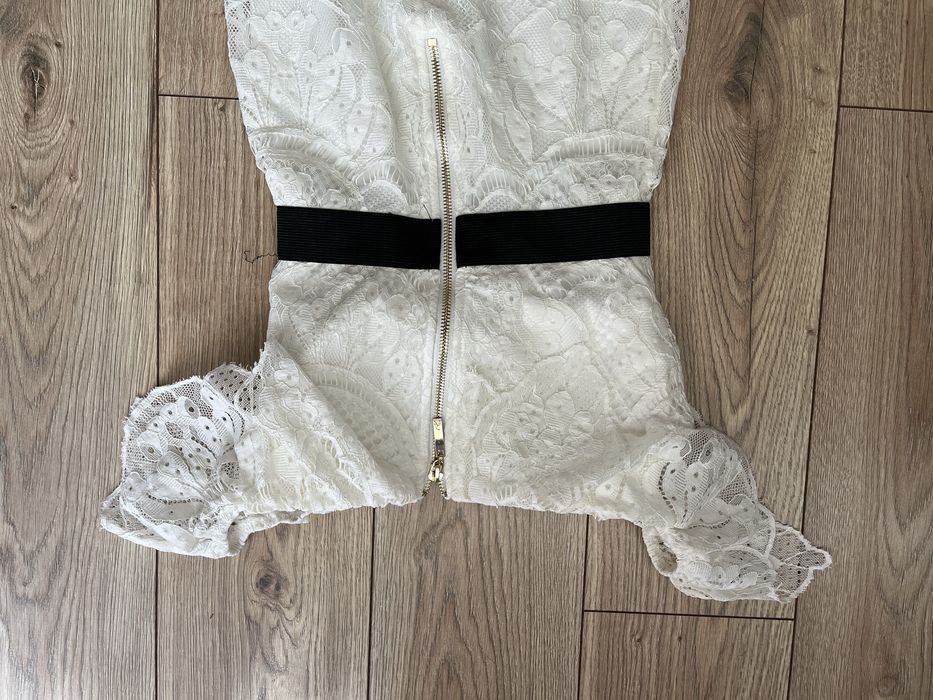 Piekna koronkowa sukienka hiszpanka Rare London