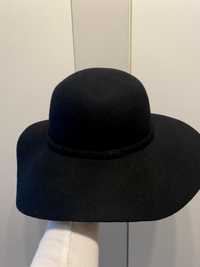Czarny kapelusz Bershka