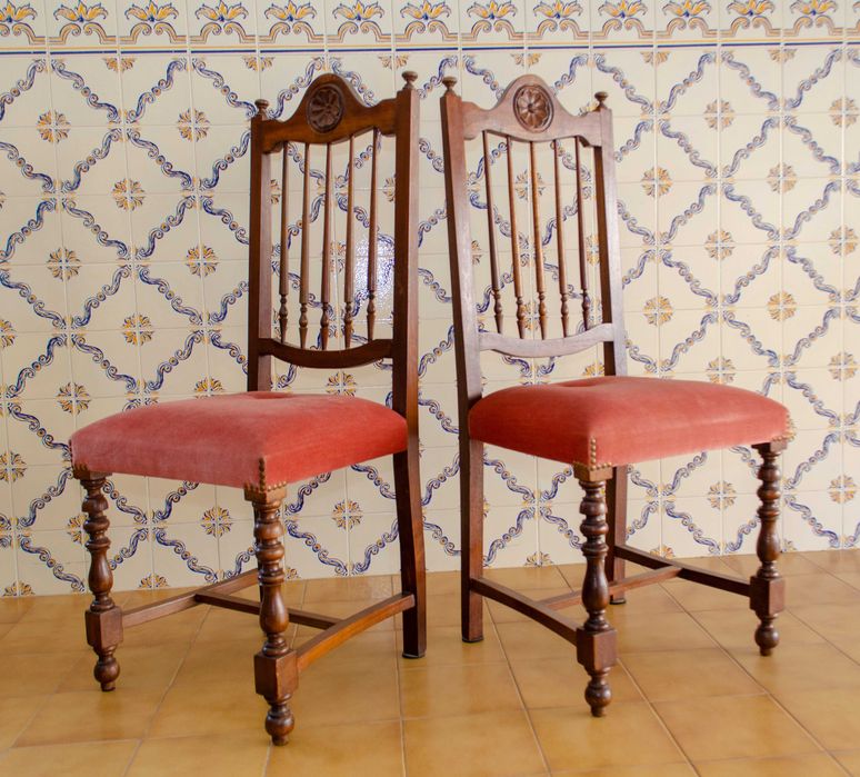 Mobília de quarto, cama, cadeiras, mesinha de cabeceira, espelho