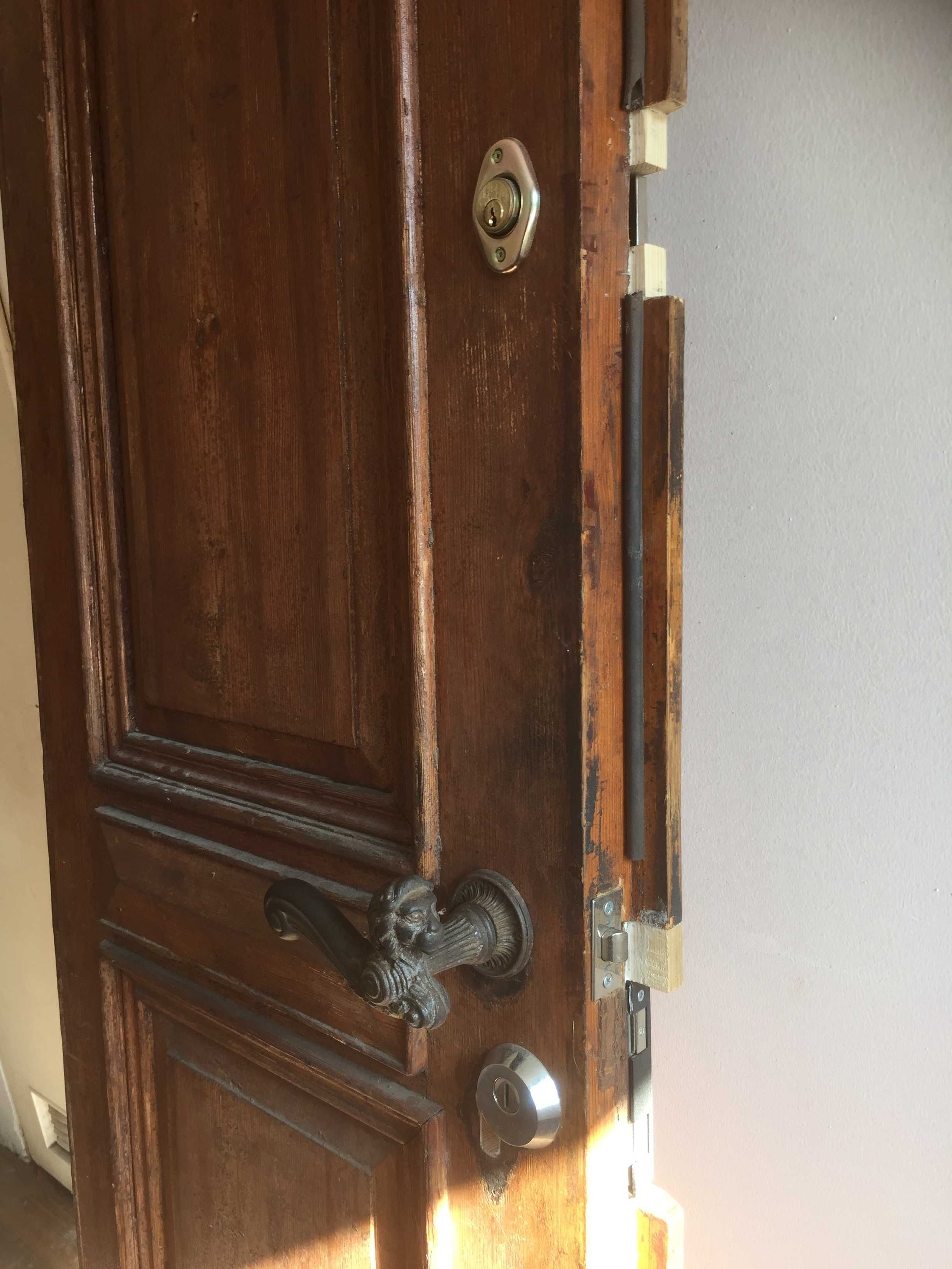 Stare drzwi drewniane (120 cm) z akcesoriami