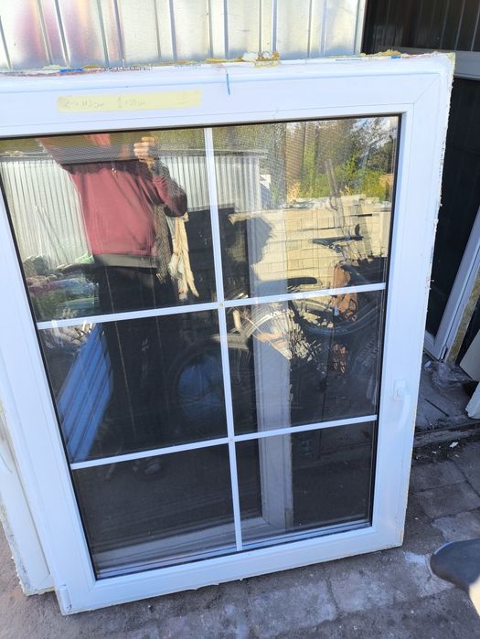 Okna dwuszybowe PCV z demontazu z moskitera i parapetem wew.