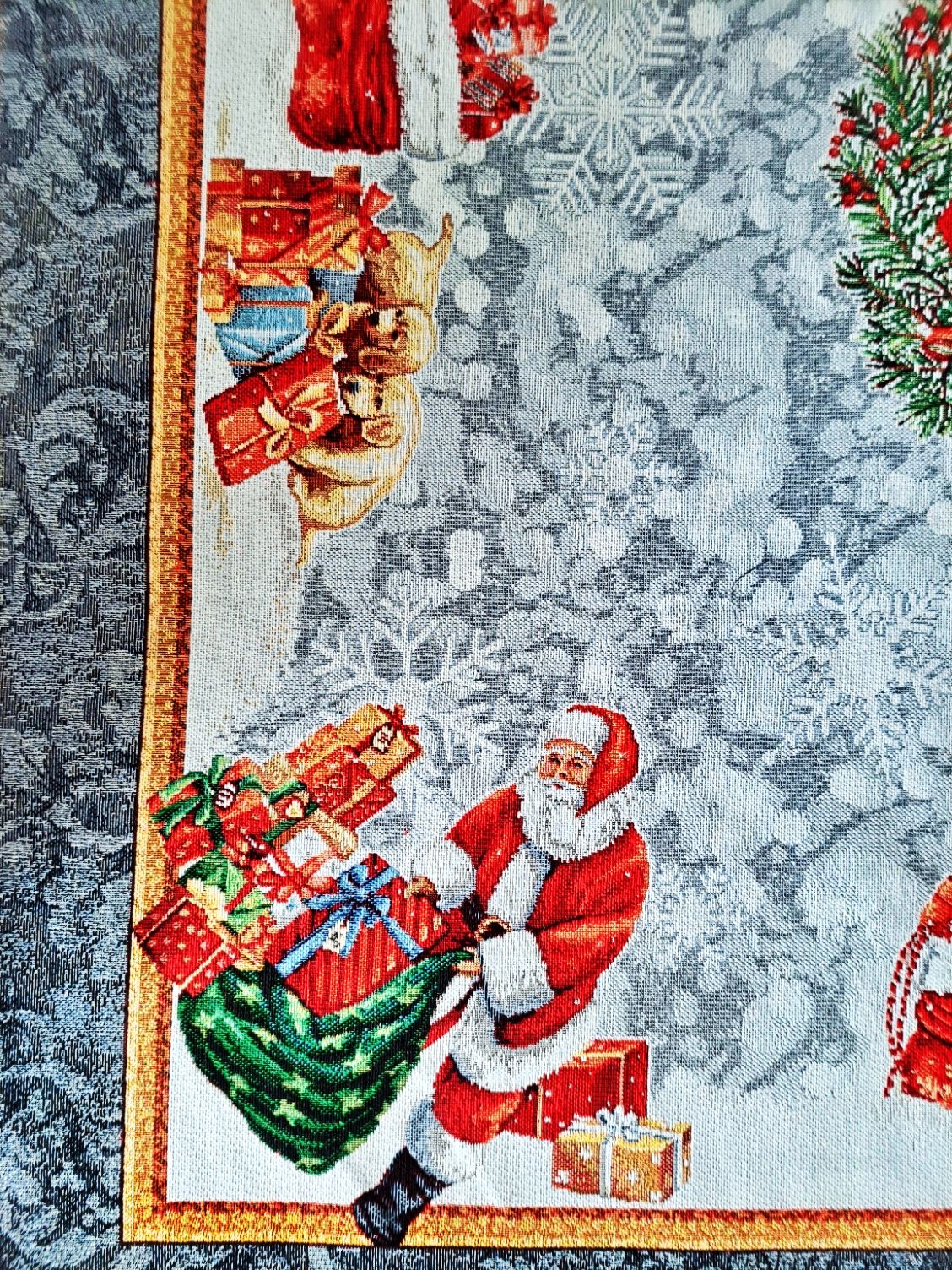 Obrus kwadratowy świąteczny ze Świętym Mikołajem 100x100 cm V05