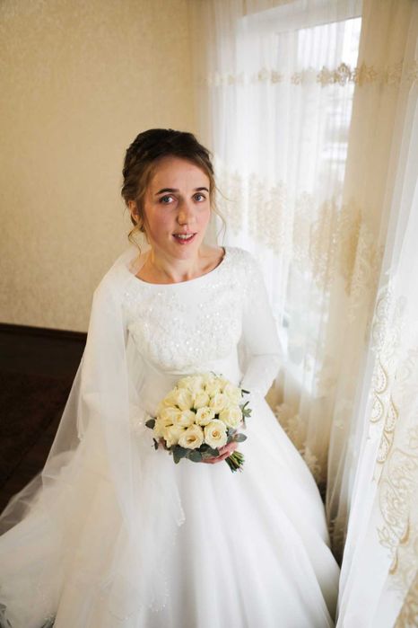 Весільна сукня зі шлейфом