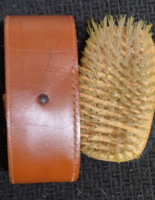 Estojo antigo em pele genuína com escova para limpar fatos