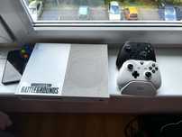 Xbox One S 500 GB + 2 pady + ładowarka – zestaw gotowy do gry!