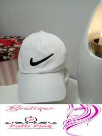 czapka czapeczka z daszkiem w kolorze białym firmy nike