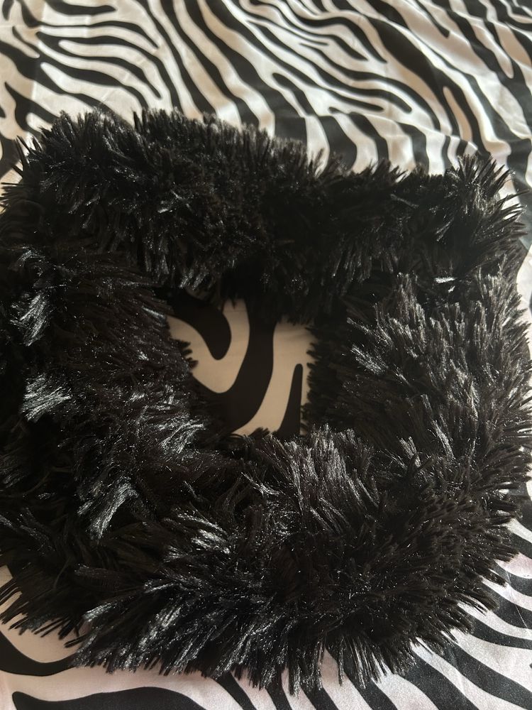 Gola com “pêlo” na cor preto
