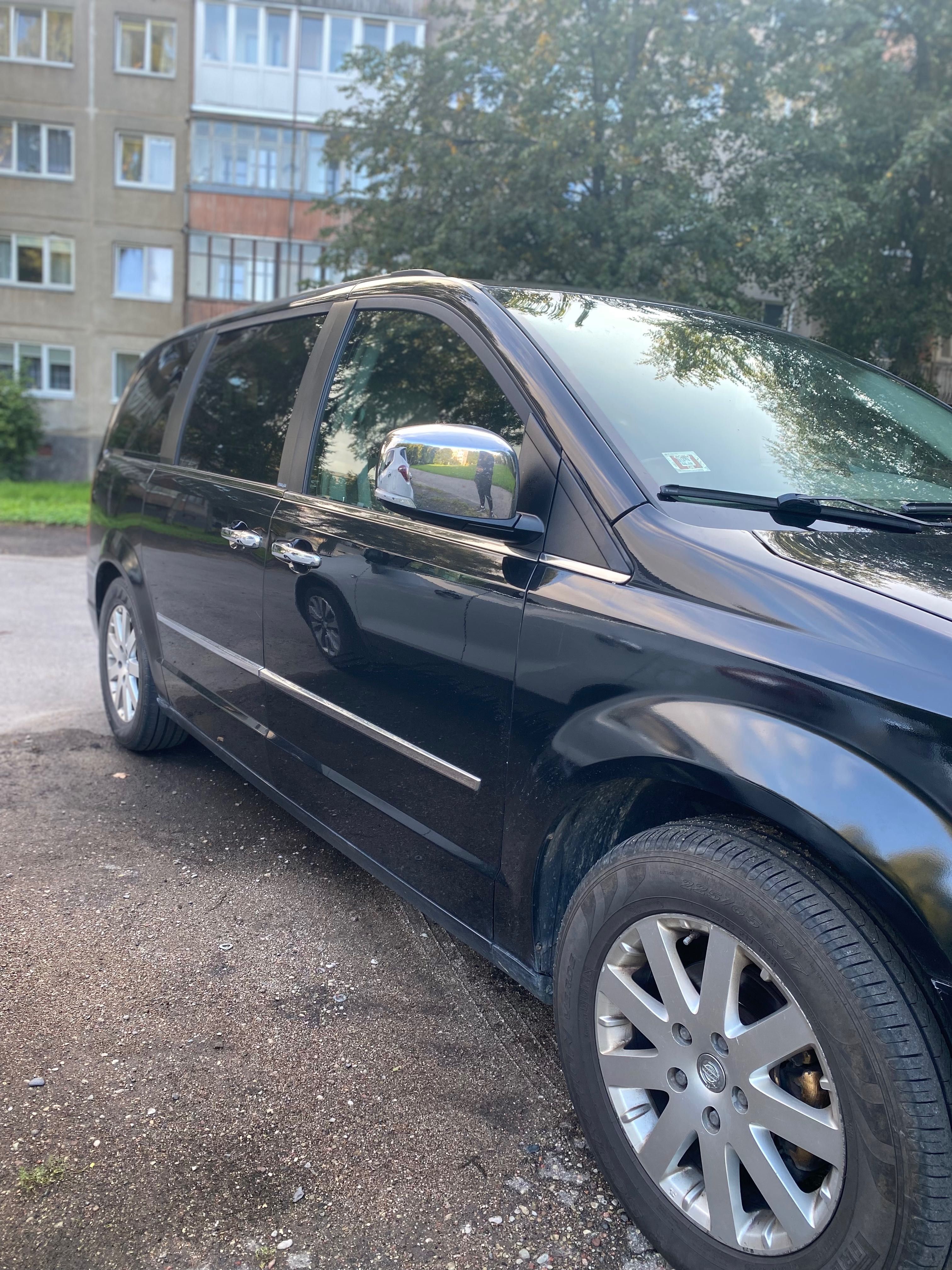 Легковая машина на 7 мест Chrysler voyager