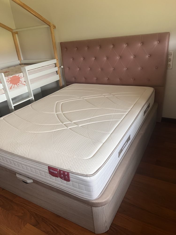 Cama sommier e cabeceira rosa