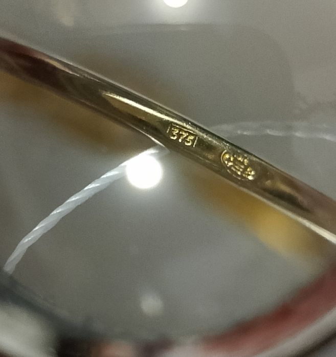 Золотое кольцо с фианитом 375 пробыбы.