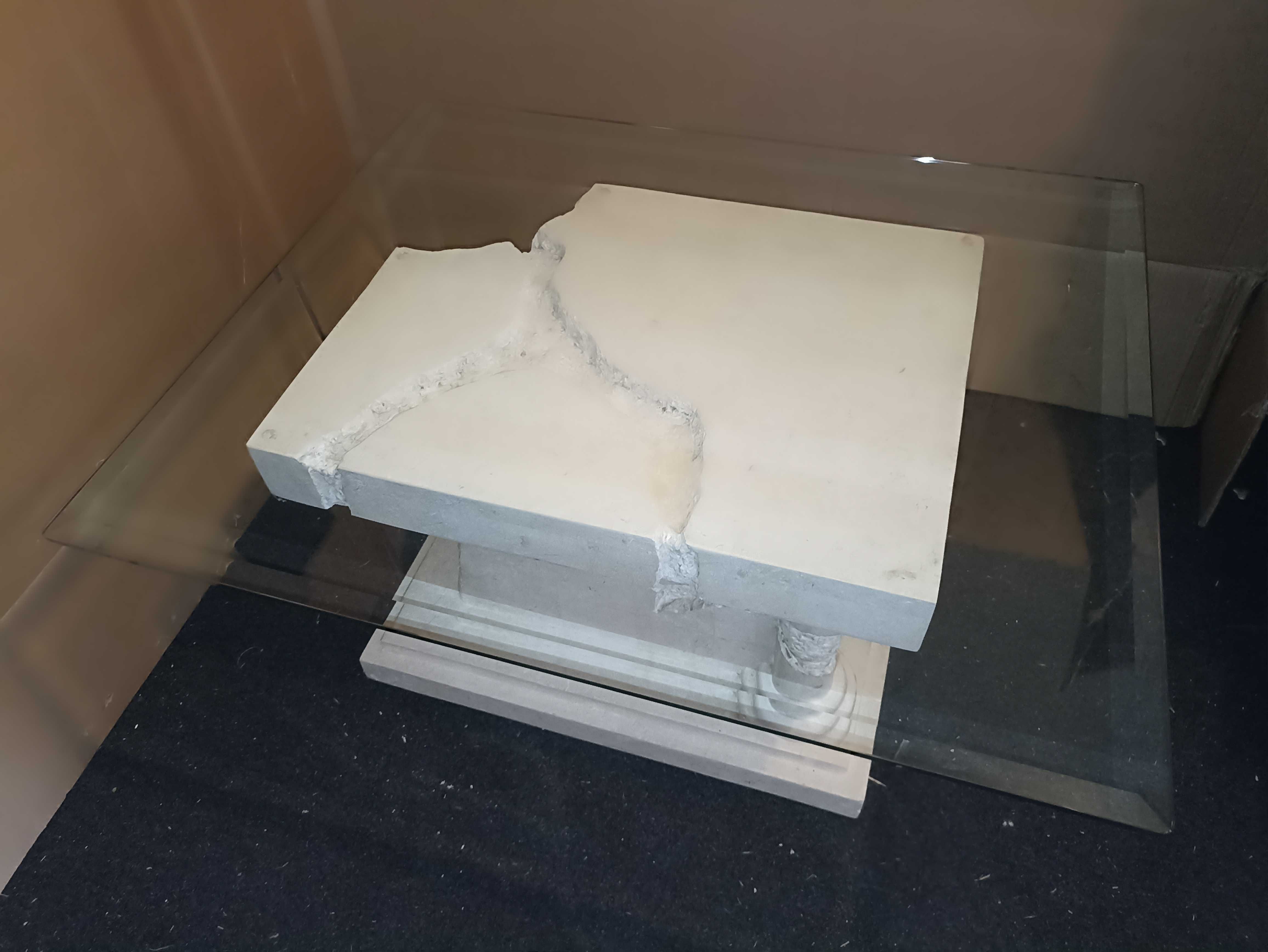 Mesa de centro em pedra com tampo em vidro