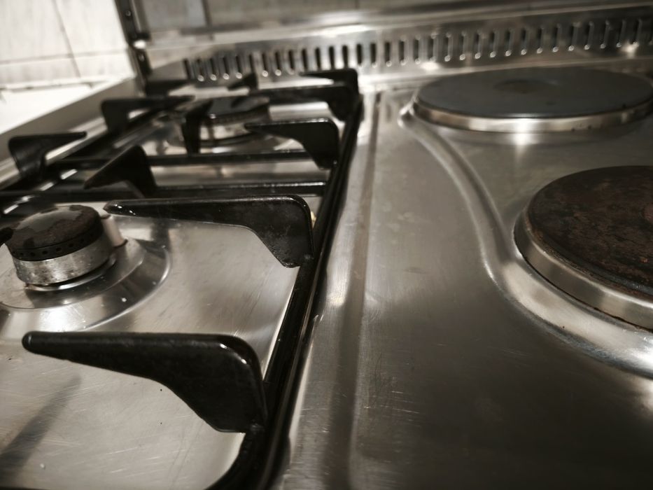 Fogão a gás Tróia 4+ 2 placas eléctricas, bem estimado