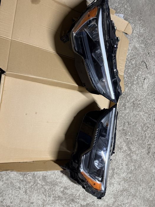 Передние фары Ауди Q3  практически новые пробег 1000 км