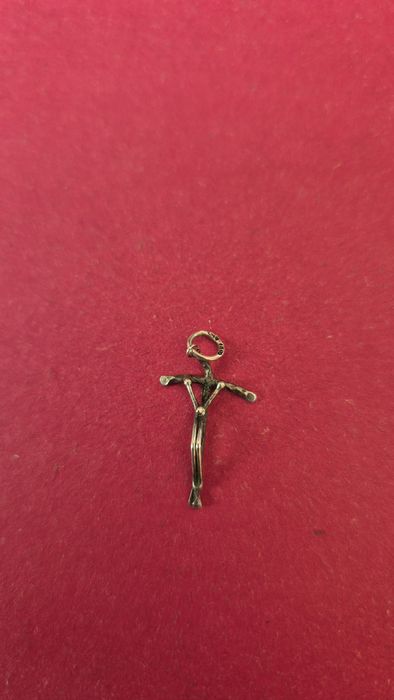 Srebrna zawieszka w kształcie krzyżyka