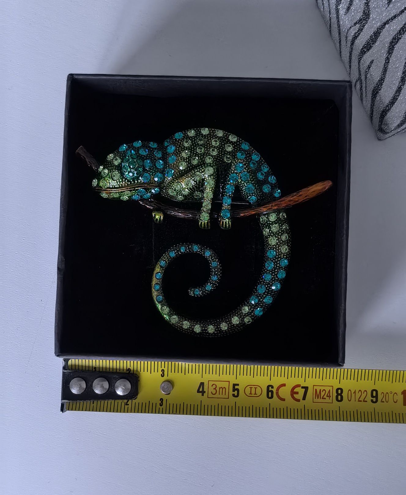 Nowa broszka kameleon