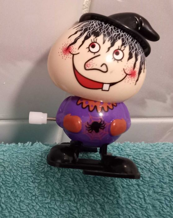 Figurka nakręcana, chodząca.