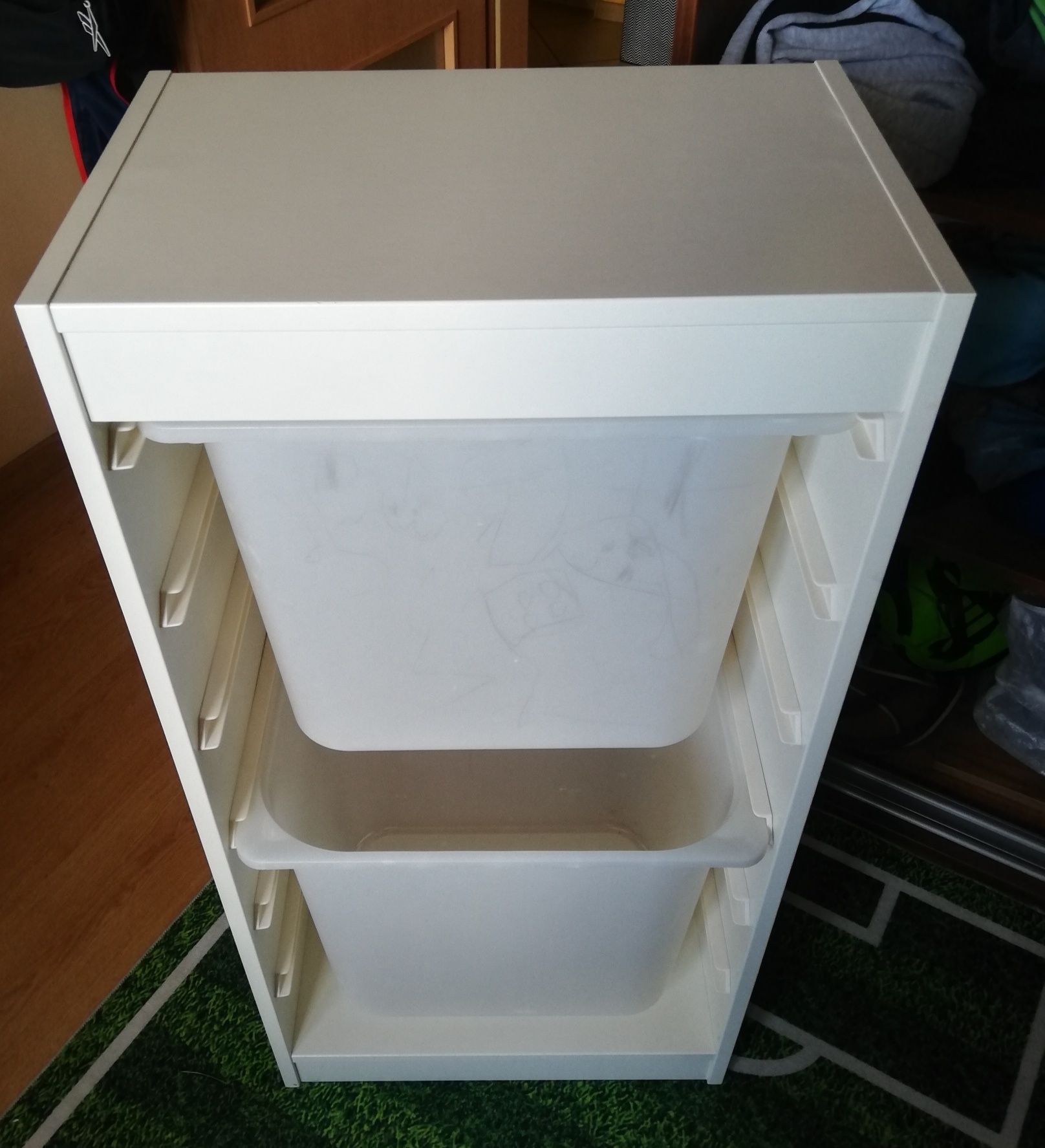 Regał Ikea Trofast z pojemnikami