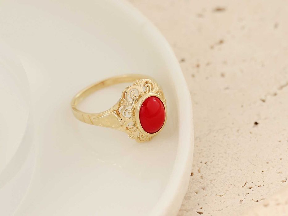 Pierścionek złoty z owalnym koralem w ażurowej oprawie PR 585