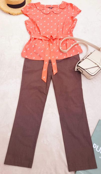 Класичні брюки в тонку смужку.