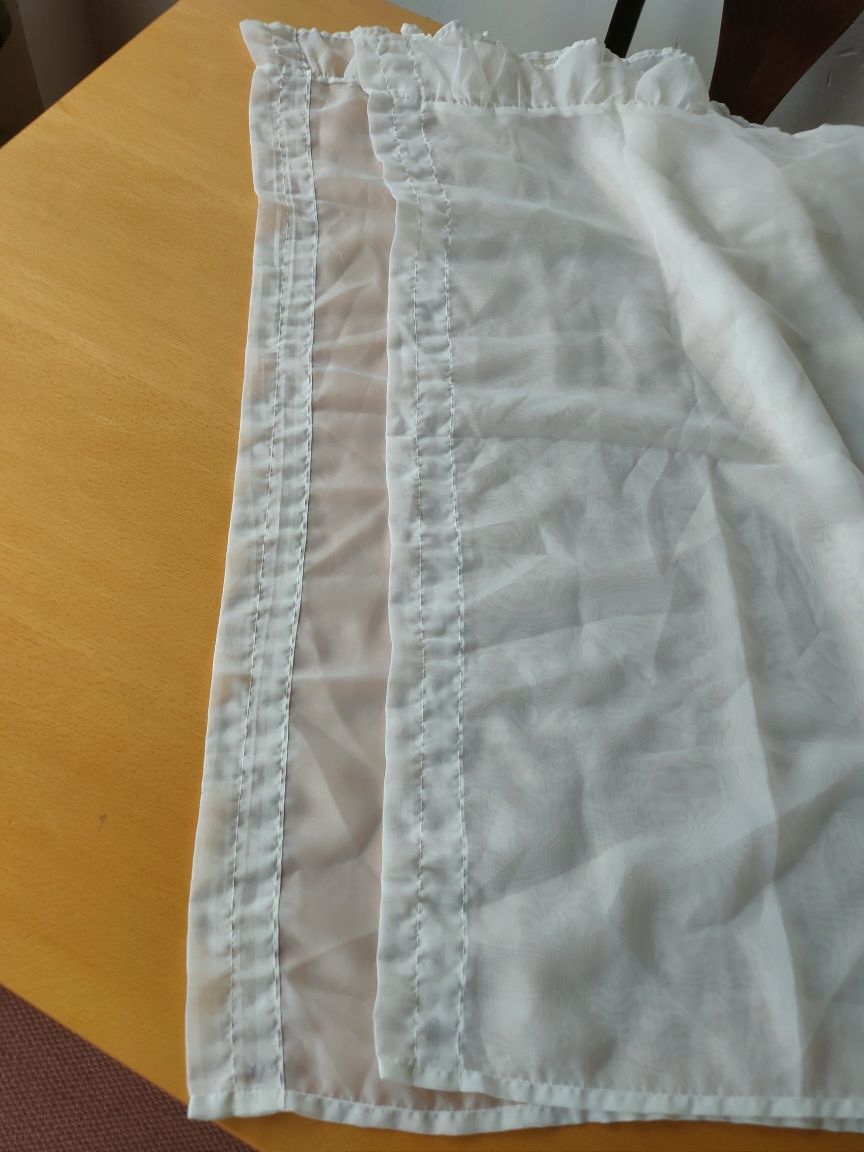 Cortinados em tecido sedoso.
