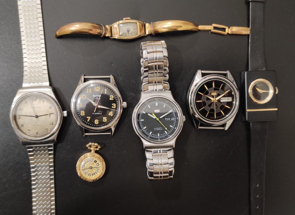 6 Relógios mecânicos e 1 de quartzo.
6 Relógios 
6 Relógios mecânicos