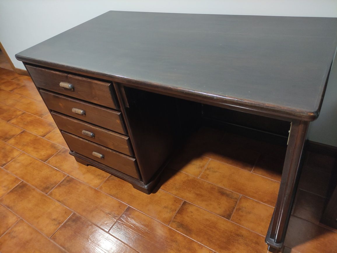 Secretaria com cadeira