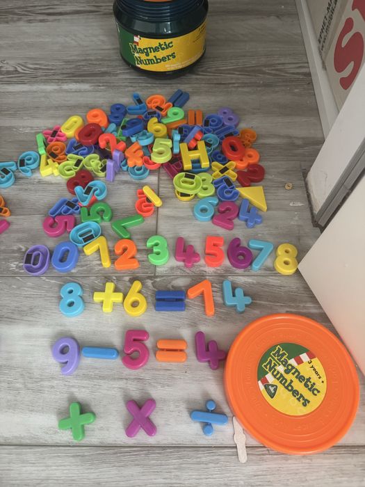 Магнітні цифри і англійські букви.Гарно для вивчення букв цифрів,