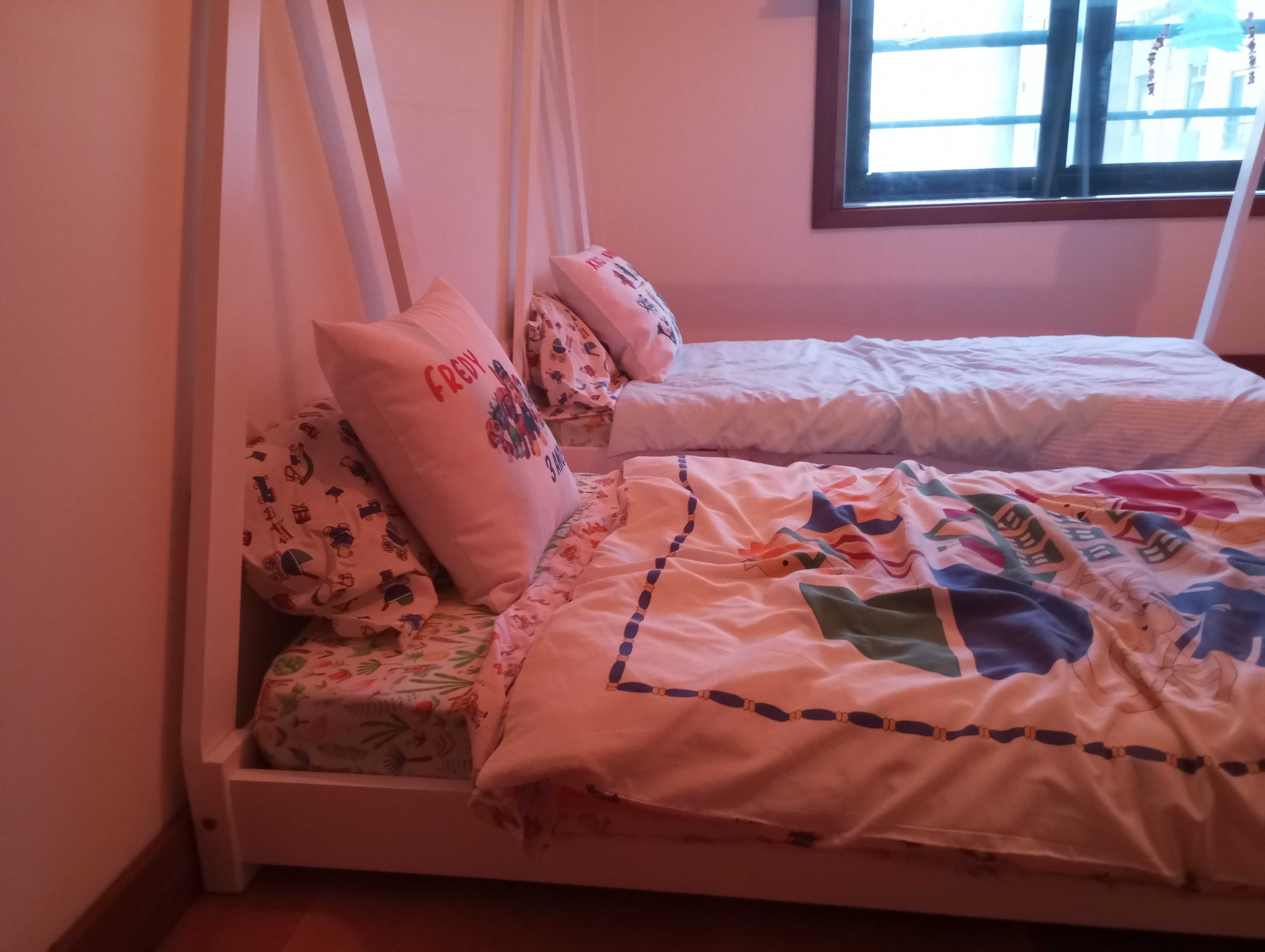 Cama de criança forma cabana