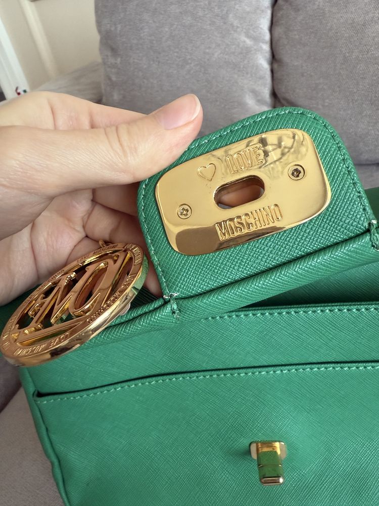 Оригінальна зелена сумка Love Moschino