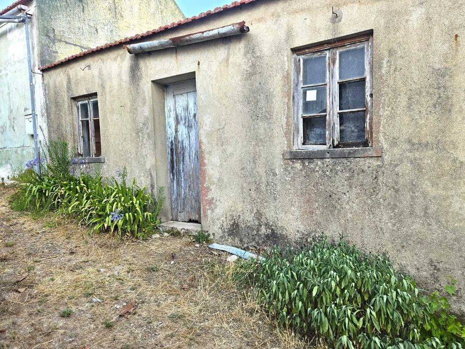 Casa com jardim a 9 minutos do mar – para renovar ao seu gosto!