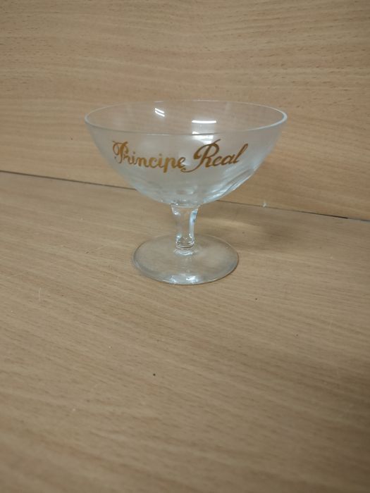 Taças antigas em vidro trabalhado.