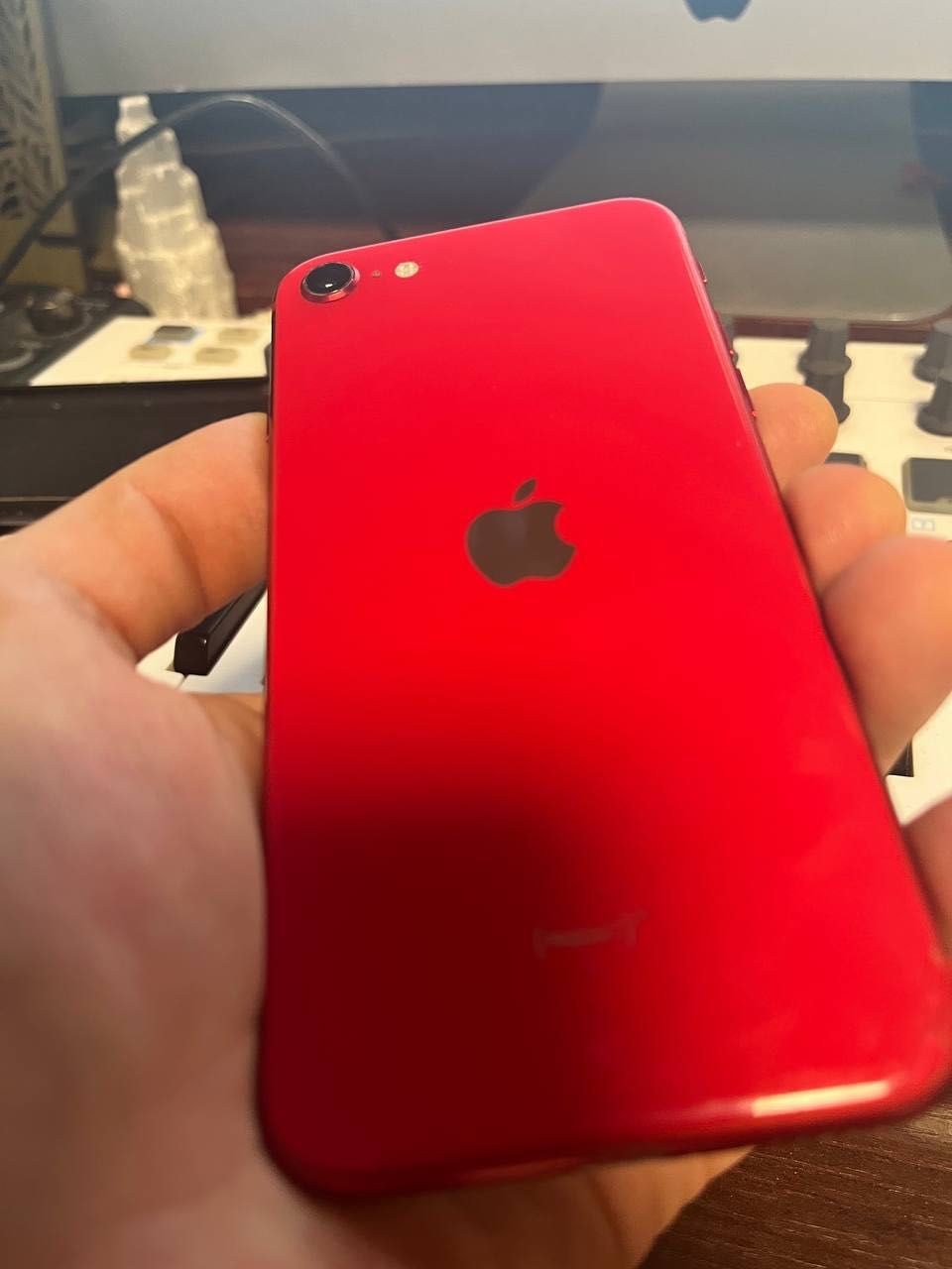 Продам iPhone SE 2 2020, на 64гб,Neverlock червоний