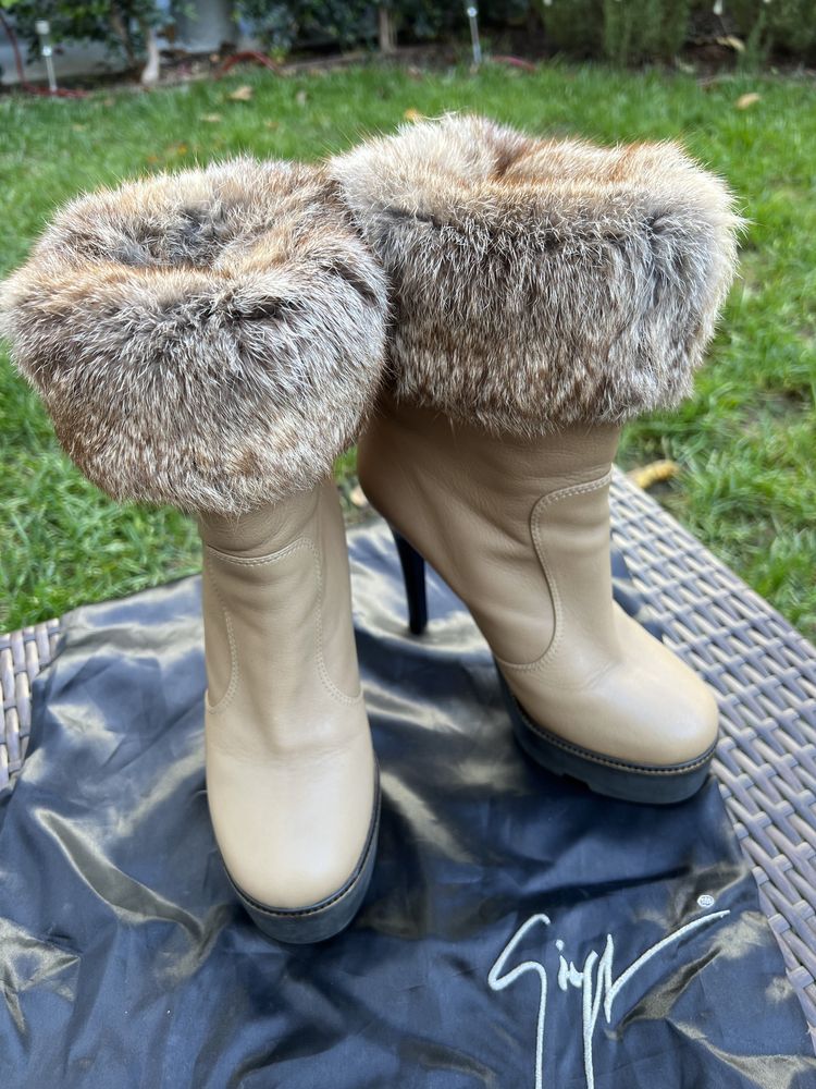 Botas Giuseppe Zanotti em pele com pêlo