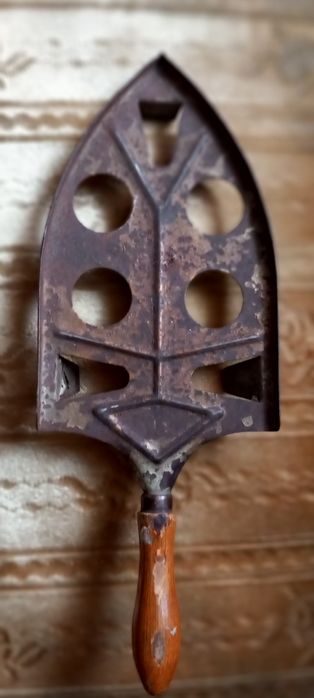 Zabytkowa metalowa podstawka pod żelazko.