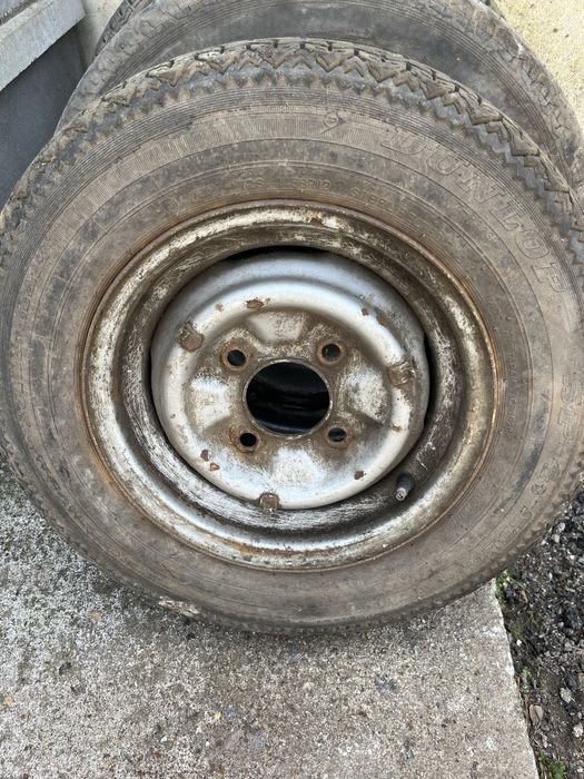 Jante e Pneu Datsun