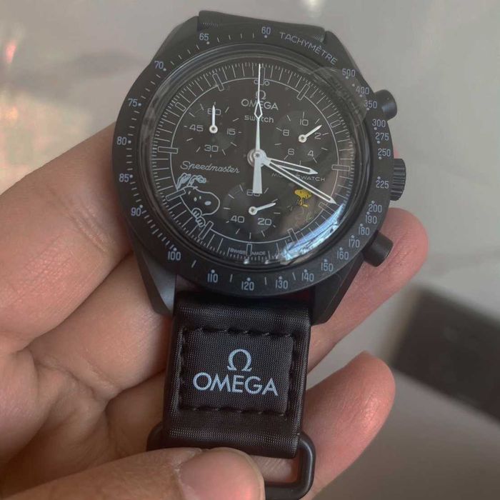 Omega Swatch Czarny Snoopy SO33B700 - second-hand, motyw Snoopy