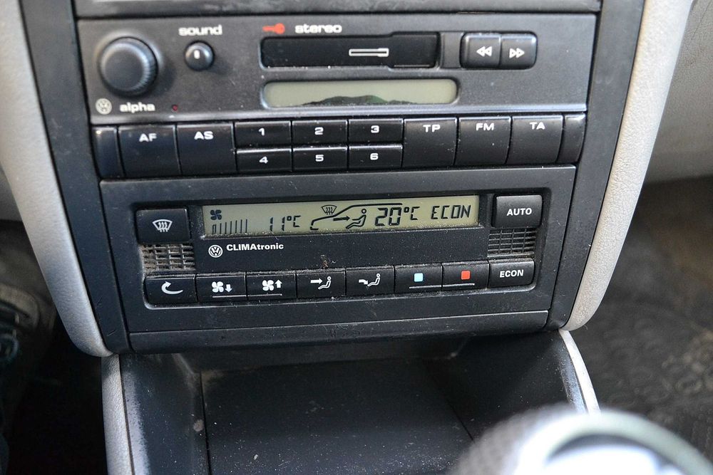 VW - Golf IV  1.6 cm benzyna  , klima , super stan , okazja !!