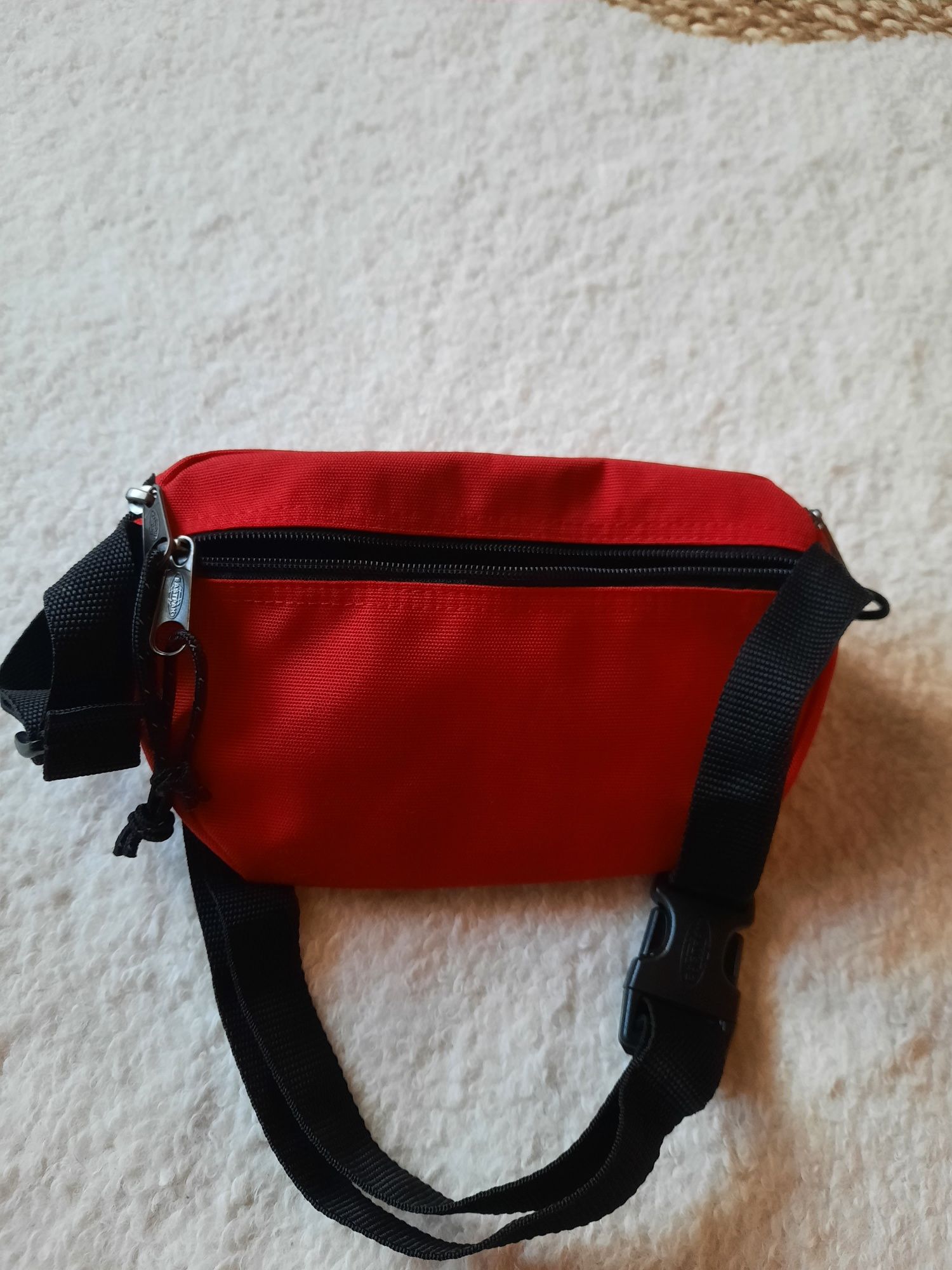 Nerka Eastpak saszetka pasek regulowany.