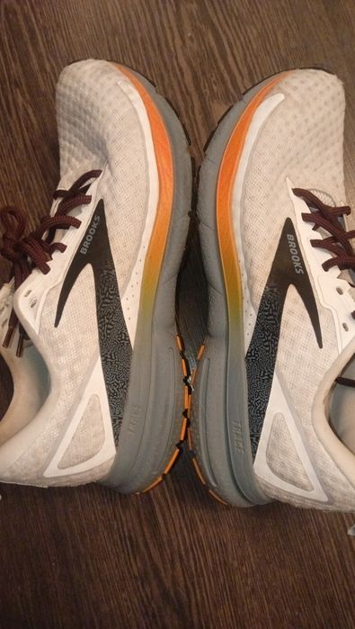 Кросівки  Brooks 43-44розмір