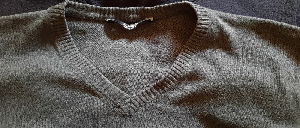 Camisola de malha cinzenta