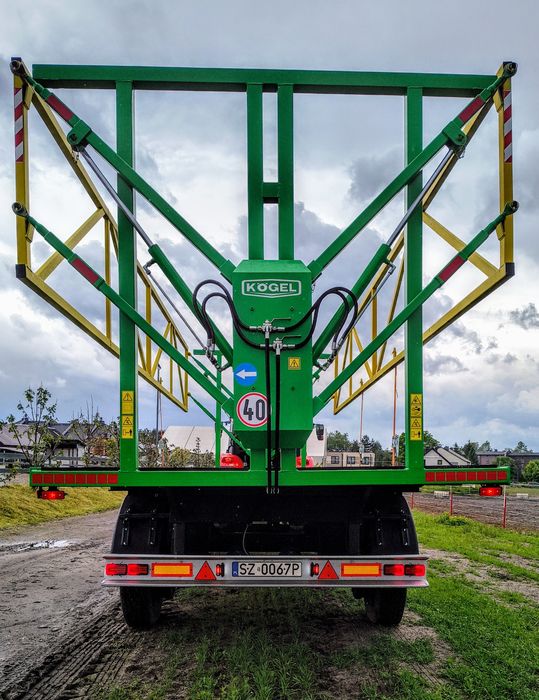 Przyczepa do bel z burtami hydraulicznymi