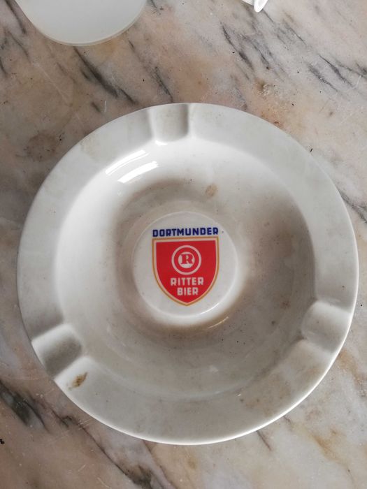 2 Penicos esmaltados e latas antigas entre outras coisas