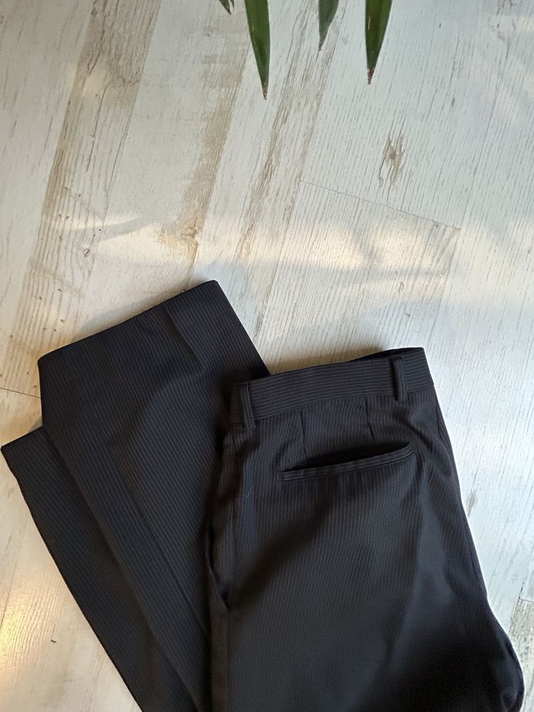 garnitur Hugo Boss r 98 czyli L/XL czarny  w paseczki