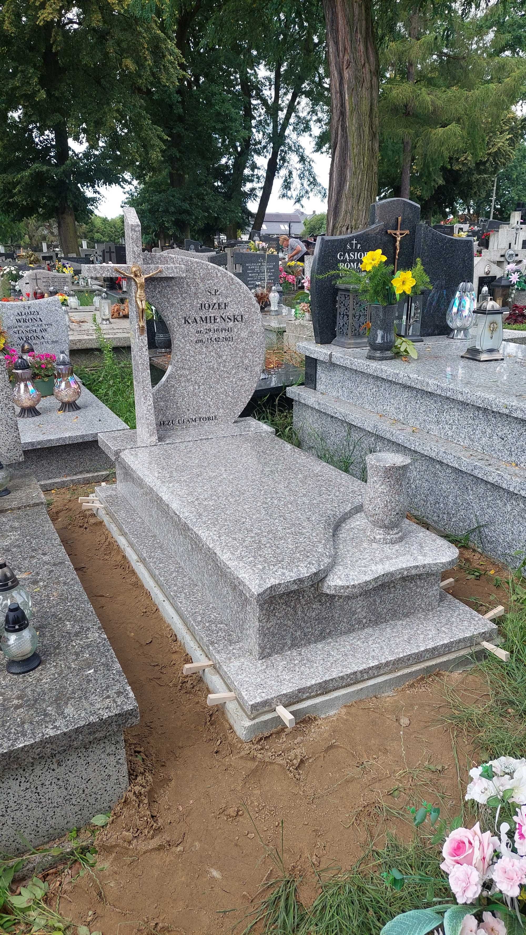 Nagrobek granitowy