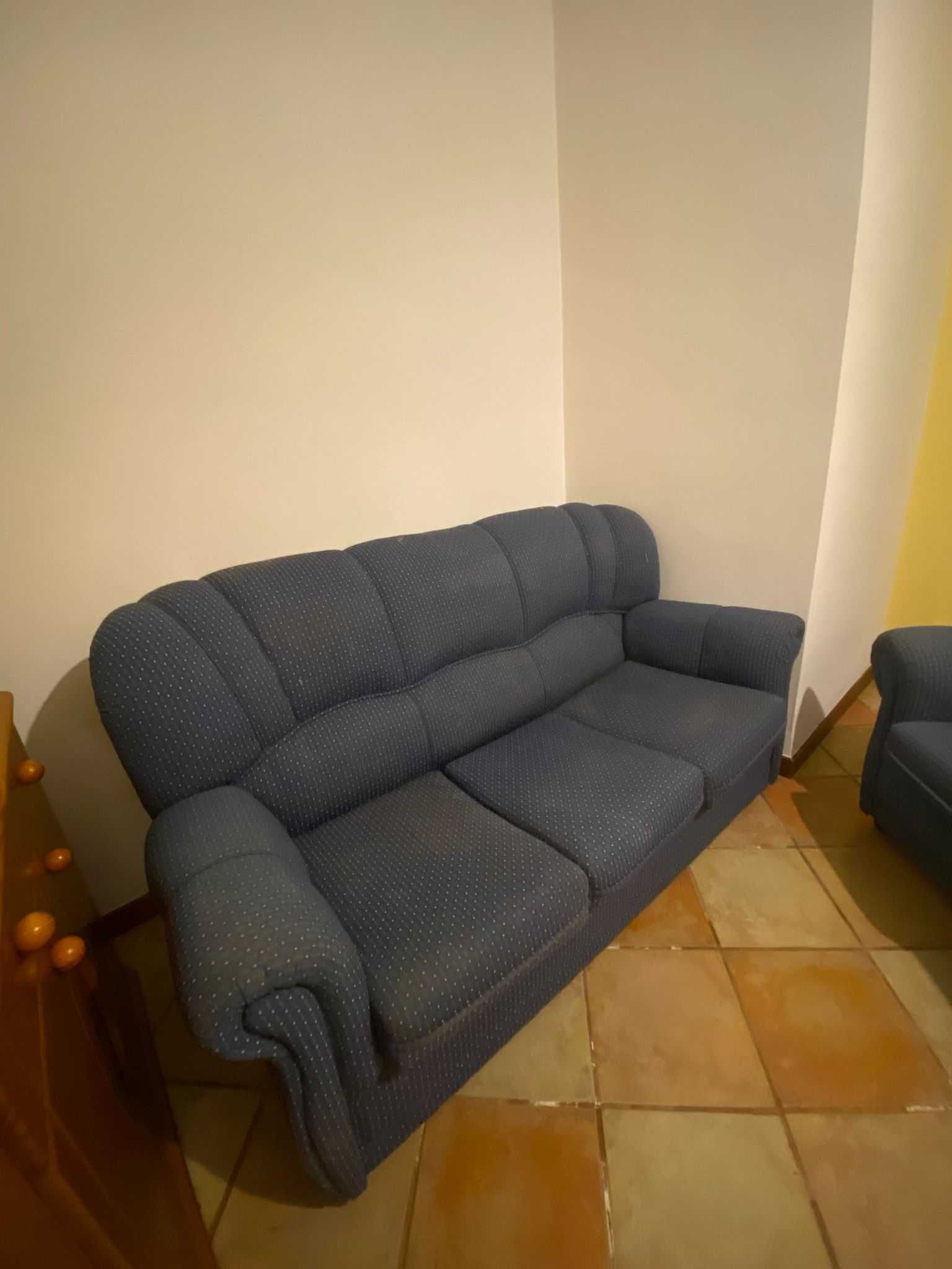 Terno de sofás em bom estado