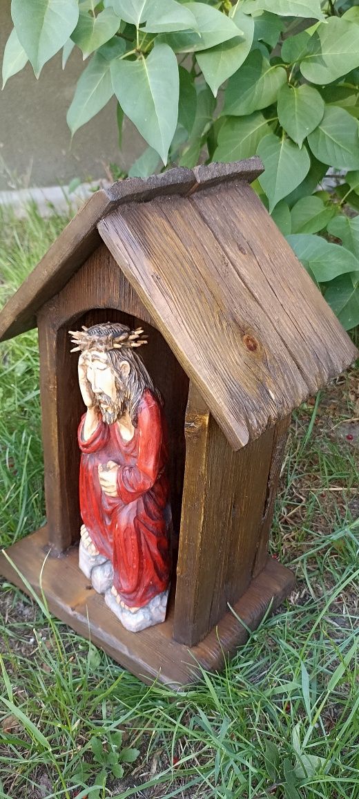 JEZUS Frasobliwy w kapliczce